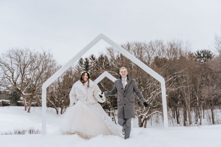 Nos mariés posant heureux lors de leur mariage d'hiver.