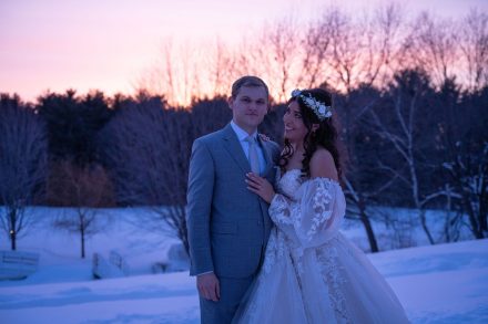 La magie d'un coucher de soleil lors d'un mariage d'hiver.