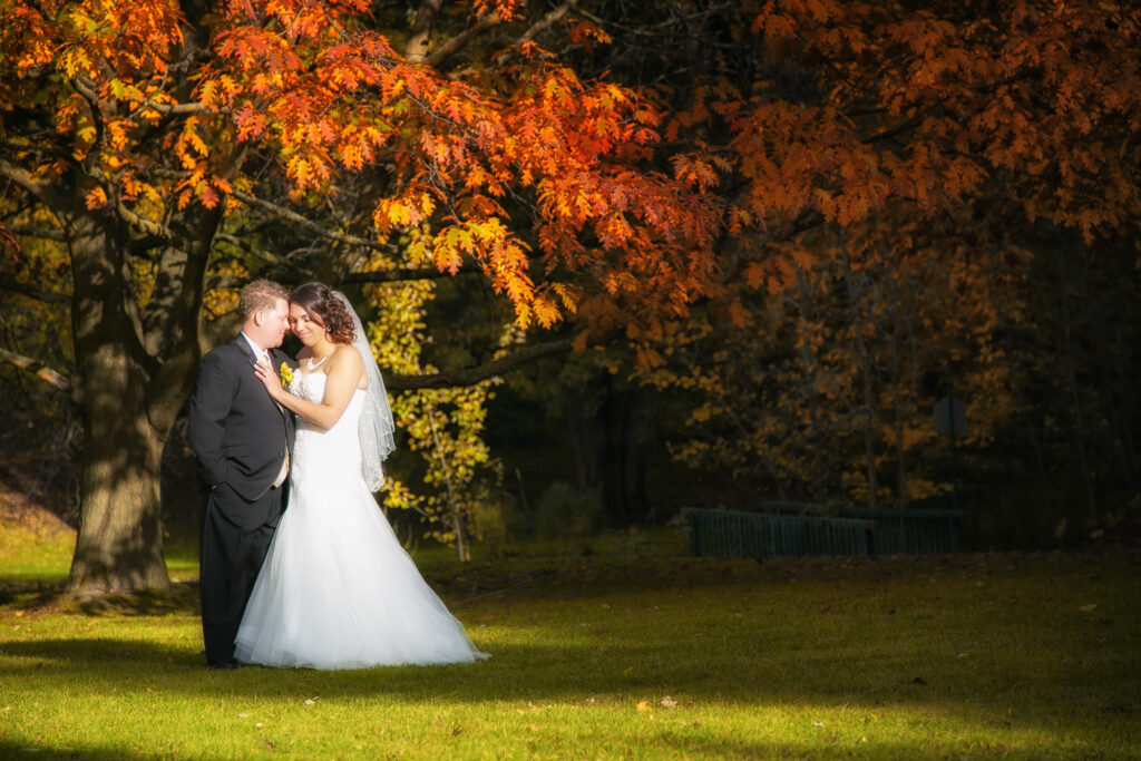 Nos mariés dans un décor de mariage d'automne.