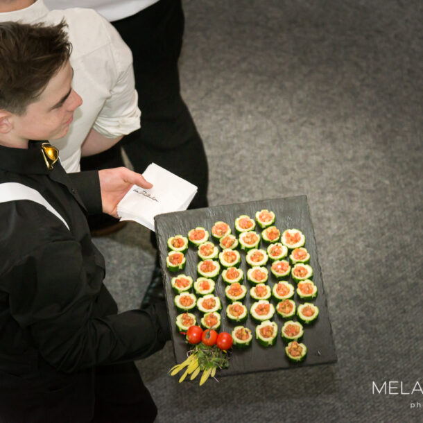 Plateau de canapés de bruschetta sur concombre