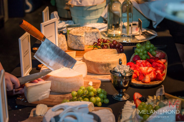 Une succulente sélection de fromages pour un buffet lors d'une soirée en service traiteur.
